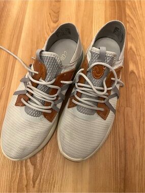 OluKai Men's Light Gray and Tan Knit Sneakers